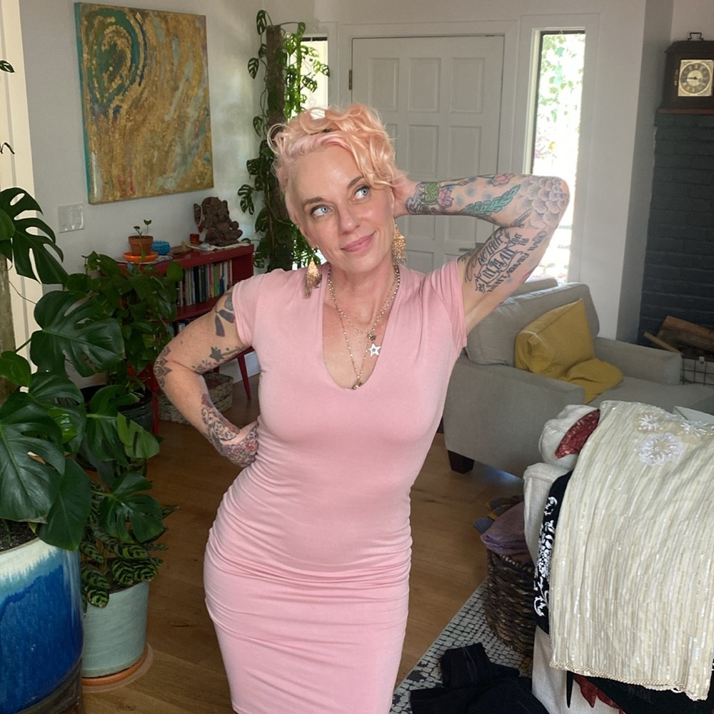 Pink long v neck dress. - Picture 4 of 8